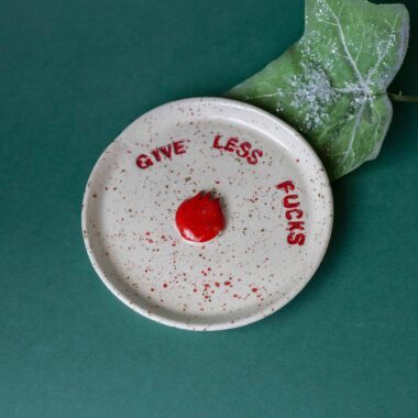 handmade plate with the quote give less fucks on it. with high temperature clay and a 3D pomegranate in the middle. designed for jewellery. Χειροποίητο πιάτο με τη φράση give less fucks πάνω του. με πηλό υψηλής θερμοκρασίας και 3D ρόδι στο κέντρο του. σχεδιασμένο για κοσμήματα.
