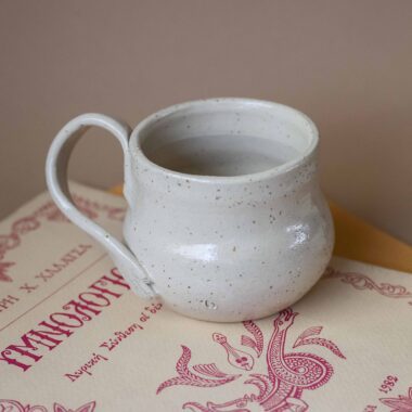 handmade mug with high temperature clay and the shape of a belly and a hand. χειροποίητη κεραμική κούπα με υψηλής θερμοκρασίας πηλό και σχήμα κοιλίτσας και χεριού.