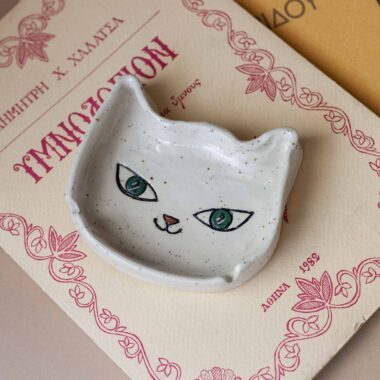 κεραμικό τασάκι λευκή γάτα με πηλό υψηλής θερμοκρασίας. handmade white cat ashtray with high temperature clay.