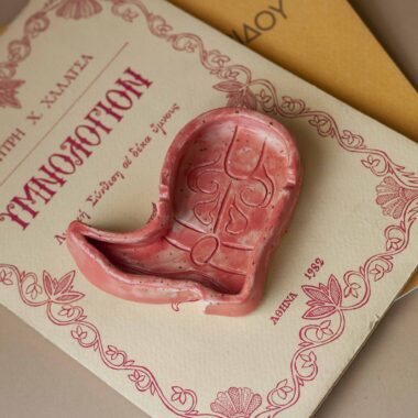 κεραμικό τασάκι μπότα με ροζ γυαλί. handmade ceramic ashtray boot with pink glaze.