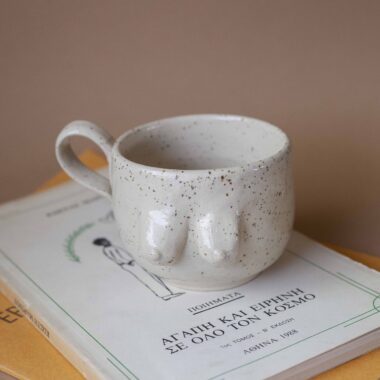 handmade mug with high temperature clay and the shape of a body with boobs. χειροποίητη κεραμική κούπα με υψηλής θερμοκρασίας πηλό και σχήμα σώματος με στήθη.