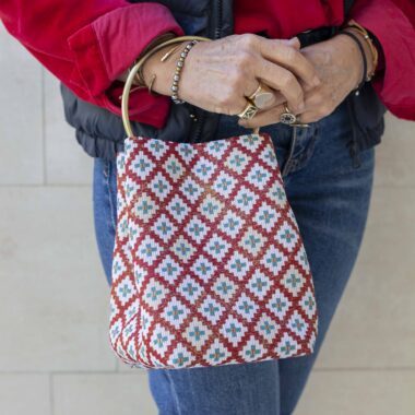 χειροποίητη τσάντα με ένα χρυσό κρίκο για χερούλι σε τιρκουάζ και κόκκινα χρώματα. handmade bag with one golden hoop as handle in turquoise and red colors.