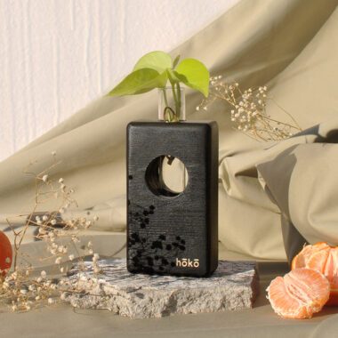 μαύρο χειροποίητο ψηλό ξύλινο βάζο κατάλληλο για την ανάπτυξη ρίζας του φυτού. handmade wooden black vase perfect for root growth of the plant.