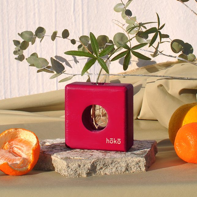 χειροποίητο ξύλινο βαζάκι τετράγωνο σε κόκκινο χρώμα. Wooden handmade square vase in red color with a testing tube for the water.