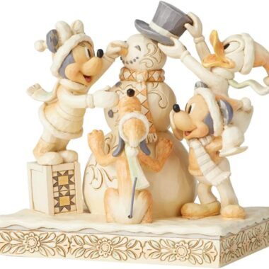 Αναβαθμίστε τη χριστουγεννιάτικη διακόσμησή σας με τη φιγούρα White Woodland Fab 5 από τη σειρά Disney Traditions του Jim Shore. Ο Mickey, η Minnie, ο Donald, ο Goofy και ο Pluto εμφανίζονται σε μια κομψή χειμερινή σύνθεση, με χαρακτηριστικά folk-art μοτίβα και λεπτομερή χειροποίητη βαφή. Ιδανικό για συλλέκτες Disney, λάτρεις της χριστουγεννιάτικης διακόσμησης και θαυμαστές του Jim Shore. Βρείτε αυθεντικές φιγούρες Disney Traditions για διαχρονική γιορτινή ομορφιά.