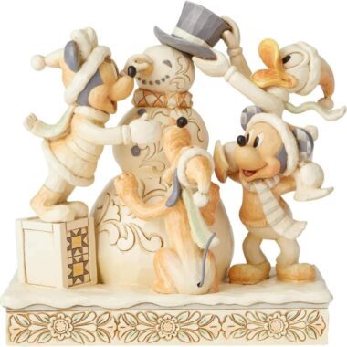«Φιγούρα White Woodland Fab 5 από τη σειρά Disney Traditions του Jim Shore, με τους Mickey, Minnie, Donald, Goofy και Pluto σε χειμερινό, ζωγραφισμένο στο χέρι σχέδιο.»