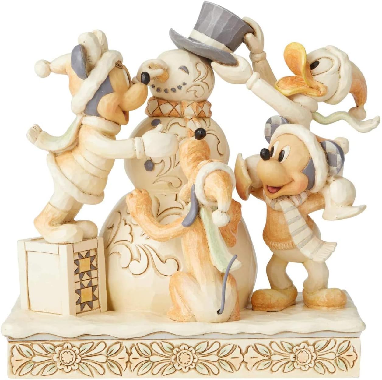 «Φιγούρα White Woodland Fab 5 από τη σειρά Disney Traditions του Jim Shore, με τους Mickey, Minnie, Donald, Goofy και Pluto σε χειμερινό, ζωγραφισμένο στο χέρι σχέδιο.»