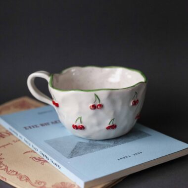 Χειροποίητη κεραμική τσιμπητή κούπα με τρισδιάστατα κεράσια, παιχνιδιάρικος 3D σχεδιασμός και γυαλιστερό φινίρισμα Handmade ceramic pinch mug with 3D cherries, playful sculptural design and glossy finish