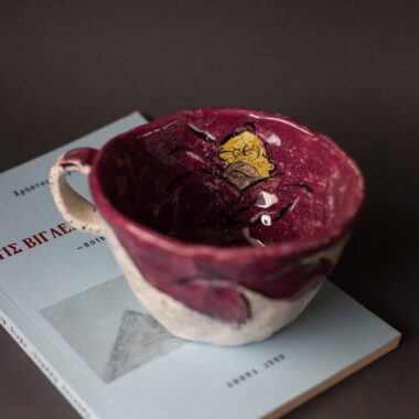 Χειροποίητη κεραμική κούπα με τον Homer Simpson τυλιγμένο στην κουβέρτα του, ζωγραφισμένος χαρακτήρας με χιουμοριστικό ύφος Handmade ceramic mug featuring Homer Simpson wrapped in his blanket, hand-painted humorous design