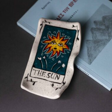 Χειροποίητο κεραμικό δισκάκι εμπνευσμένο από την κάρτα Ταρώ «Ο Ήλιος», ιδανικό για κοσμήματα, με φωτεινό συμβολικό σχέδιο Handmade ceramic tarot dish inspired by The Sun card, small jewelry tray with bright symbolic design