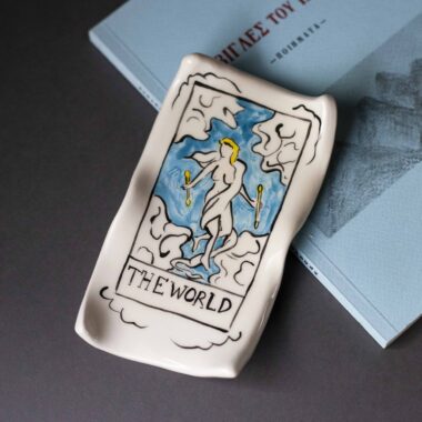 Χειροποίητο κεραμικό δισκάκι εμπνευσμένο από την κάρτα Ταρώ «Ο Κόσμος», πιατάκι για κοσμήματα με αρμονικό και ολοκληρωμένο συμβολισμό Handmade ceramic tarot dish inspired by The World card, jewelry tray with harmonious and symbolic design