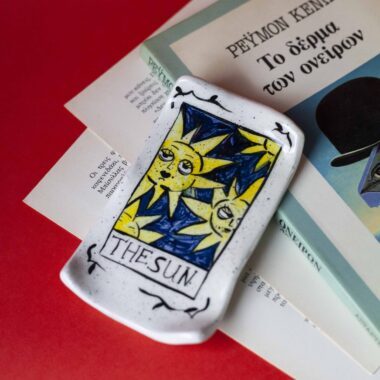 Χειροποίητο κεραμικό δισκάκι εμπνευσμένο από την κάρτα Ταρώ «Ο Ήλιος», ιδανικό για κοσμήματα, με φωτεινό συμβολικό σχέδιο Handmade ceramic tarot dish inspired by The Sun card, small jewelry tray with bright symbolic design