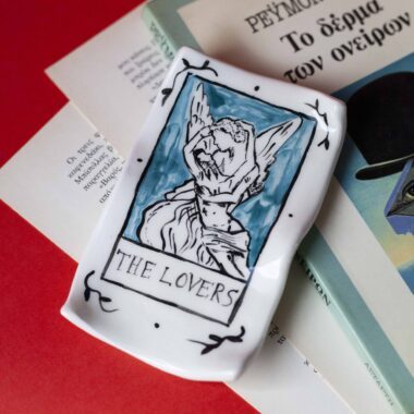 Κεραμικό χειροποίητο δισκάκι Ταρώ «Οι Εραστές», μικρό πιατάκι για κοσμήματα με ρομαντικό και συμβολικό σχέδιο Handmade ceramic tarot dish inspired by The Lovers card, small jewelry tray with romantic symbolic artwork