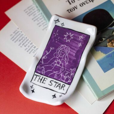 Χειροποίητο κεραμικό δισκάκι εμπνευσμένο από την κάρτα Ταρώ «Το Αστέρι», λεπτεπίλεπτο πιατάκι για κοσμήματα με συμβολικό μοτίβο Handmade ceramic tarot dish inspired by The Star card, delicate jewelry tray with symbolic celestial design