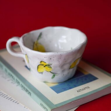 Χειροποίητη κεραμική κούπα με ζωγραφισμένα λεμόνια, φρέσκο και φωτεινό μεσογειακό σχέδιο Handmade ceramic mug with hand-painted lemons, fresh and vibrant Mediterranean-inspired design