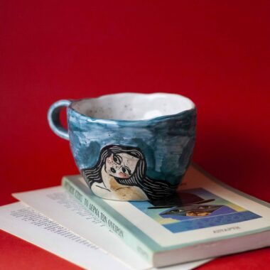 Χειροποίητη κεραμική κούπα εμπνευσμένη από Modigliani και Klimt, με μοντέρνο, απλό και καλλιτεχνικό σχέδιο Handmade ceramic mug inspired by Modigliani and Klimt, featuring a modern, minimal artistic design