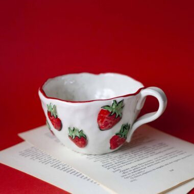 Χειροποίητη κεραμική τσιμπητή κούπα με τρισδιάστατες φράουλες, ανάγλυφος 3D σχεδιασμός με φρουτένιο χαρακτήρα Handmade ceramic pinch mug with 3D strawberries, sculptural fruit-inspired design