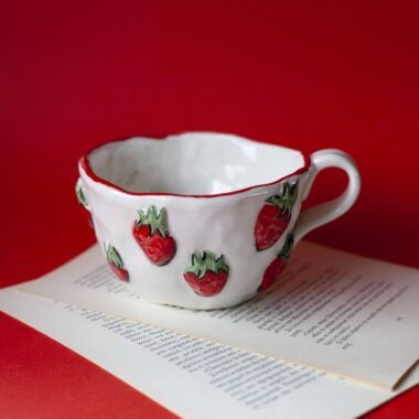 Χειροποίητη κεραμική τσιμπητή κούπα με τρισδιάστατες φράουλες, ανάγλυφος 3D σχεδιασμός με φρουτένιο χαρακτήρα Handmade ceramic pinch mug with 3D strawberries, sculptural fruit-inspired design