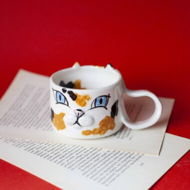 Χειροποίητη κεραμική κούπα γάτα calico με τρισδιάστατη μουσούδα, πολύχρωμος 3D σχεδιασμός Handmade calico cat ceramic mug with 3D sculpted nose, colorful and whimsical design