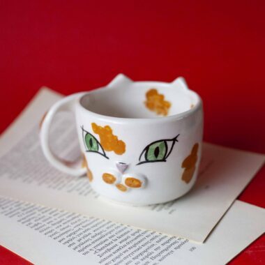 Χειροποίητη πορτοκαλί κεραμική κούπα γάτα με τρισδιάστατη μουσούδα, ανάγλυφος και παιχνιδιάρικος χαρακτήρας Handmade orange ceramic cat mug with 3D sculpted nose, playful and charming design