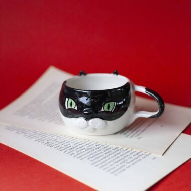 Χειροποίητη κεραμική κούπα γάτα tuxedo με τρισδιάστατη μουσούδα, ασπρόμαυρος 3D σχεδιασμός Handmade tuxedo cat ceramic mug with 3D sculpted nose, black and white sculptural design