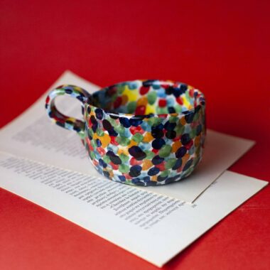 Χειροποίητη κεραμική κούπα με πολύχρωμα dots, χαρούμενο και παιχνιδιάρικο μοτίβο Handmade ceramic mug with colorful dots, playful and cheerful pattern