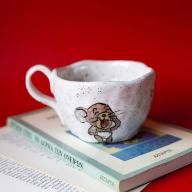 Χειροποίητη κεραμική κούπα με το μικρό ποντικάκι από το Tom and Jerry, πεινασμένος χαρακτήρας με εκφραστικό σχέδιο Handmade ceramic mug featuring the small mouse from Tom and Jerry, hungry expression with playful artwork