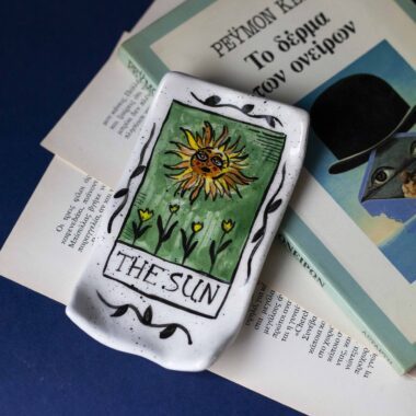 Χειροποίητο κεραμικό δισκάκι εμπνευσμένο από την κάρτα Ταρώ «Ο Ήλιος», ιδανικό για κοσμήματα, με φωτεινό συμβολικό σχέδιο Handmade ceramic tarot dish inspired by The Sun card, small jewelry tray with bright symbolic design