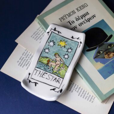 Χειροποίητο κεραμικό δισκάκι εμπνευσμένο από την κάρτα Ταρώ «Το Αστέρι», λεπτεπίλεπτο πιατάκι για κοσμήματα με συμβολικό μοτίβο Handmade ceramic tarot dish inspired by The Star card, delicate jewelry tray with symbolic celestial design