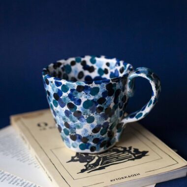 Χειροποίητη κεραμική κούπα με μπλε dots, σχέδιο που θυμίζει γκλίτερ και αντανάκλαση φωτός στο νερό Handmade ceramic mug with blue dots, design inspired by glitter and light reflections on water