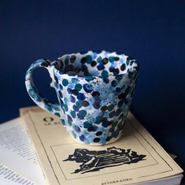 Χειροποίητη κεραμική κούπα με μπλε dots, σχέδιο που θυμίζει γκλίτερ και αντανάκλαση φωτός στο νερό Handmade ceramic mug with blue dots, design inspired by glitter and light reflections on water