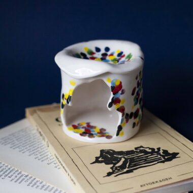 Χειροποίητος λευκός κεραμικός καυστήρας με πολύχρωμες πινελιές σαν κονφετί, παιχνιδιάρικο και φωτεινό σχέδιο Handmade white ceramic burner with colorful confetti-style brushstrokes, playful and bright design