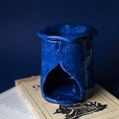 Χειροποίητος κεραμικός καυστήρας σε μπλε απόχρωση με γαλάζια dots, εμπνευσμένος από το φως και την κίνηση του νερού Handmade ceramic burner in blue with light blue dots, inspired by light and water movement