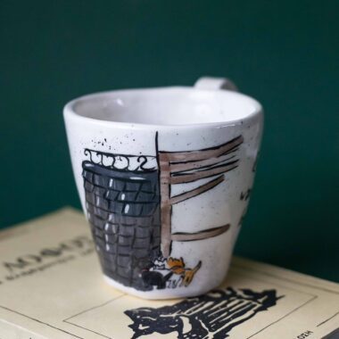 Χειροποίητη κεραμική κούπα με σκηνή από τις Αριστόγατες, ο Θωμάς και η Δούκισσα στη σκεπή ενώ τα γατάκια παρακολουθούν από το παράθυρο Handmade ceramic mug featuring a scene from The Aristocats, Thomas and Duchess on the rooftop while the kittens watch from the window