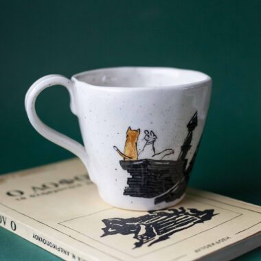 Χειροποίητη κεραμική κούπα με σκηνή από τις Αριστόγατες, ο Θωμάς και η Δούκισσα στη σκεπή ενώ τα γατάκια παρακολουθούν από το παράθυρο Handmade ceramic mug featuring a scene from The Aristocats, Thomas and Duchess on the rooftop while the kittens watch from the window