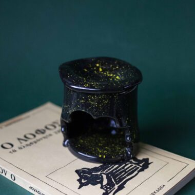 Χειροποίητος κεραμικός καυστήρας σε μαύρο χρώμα με κίτρινα dots που θυμίζουν αστέρια, ατμοσφαιρικός και μοντέρνος σχεδιασμός Handmade ceramic burner in black with yellow star-like dots, atmospheric and modern design