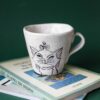 Χειροποίητη κεραμική κούπα με τη Marie από τις Αριστόγατες να κάνει γκριμάτσες, χαριτωμένος και εκφραστικός σχεδιασμός Handmade ceramic mug featuring Marie from The Aristocats making funny faces, cute and expressive design
