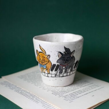 ειροποίητη κεραμική κούπα με τα γατάκια από τις Αριστόγατες να παίζουν πιάνο, παιχνιδιάρικη και μουσική σκηνή EN: Handmade ceramic mug featuring the kittens from The Aristocats playing the piano, playful musical scene