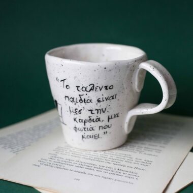 ειροποίητη κεραμική κούπα με τα γατάκια από τις Αριστόγατες να παίζουν πιάνο, παιχνιδιάρικη και μουσική σκηνή EN: Handmade ceramic mug featuring the kittens from The Aristocats playing the piano, playful musical scene