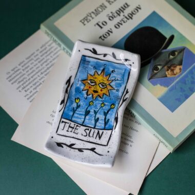Χειροποίητο κεραμικό δισκάκι εμπνευσμένο από την κάρτα Ταρώ «Ο Ήλιος», ιδανικό για κοσμήματα, με φωτεινό συμβολικό σχέδιο Handmade ceramic tarot dish inspired by The Sun card, small jewelry tray with bright symbolic design