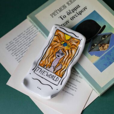 Χειροποίητο κεραμικό δισκάκι εμπνευσμένο από την κάρτα Ταρώ «Ο Κόσμος», πιατάκι για κοσμήματα με αρμονικό και ολοκληρωμένο συμβολισμό Handmade ceramic tarot dish inspired by The World card, jewelry tray with harmonious and symbolic design