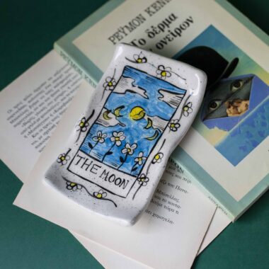 Κεραμικό χειροποίητο δισκάκι Ταρώ «Το Φεγγάρι», μικρός δίσκος για κοσμήματα με μυστικιστικό και ατμοσφαιρικό σχέδιο Handmade ceramic tarot dish inspired by The Moon card, small jewelry tray with mystical and atmospheric design