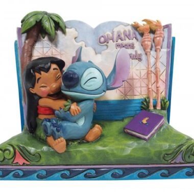 Ανακαλύψτε τη μαγεία της Disney με το Disney Showcase Storybook Lilo and Stitch “ʻOhana Means Family” του Jim Shore. Ιδανικό για συλλέκτες Disney, λάτρεις του Lilo & Stitch και όσους αγαπούν τις χειροποίητες φιγούρες, αυτό το ποιοτικό cast-stone γλυπτό αποτυπώνει τη ζεστή σχέση της Lilo και του Stitch. Με τα χαρακτηριστικά folk-art μοτίβα και τη λεπτομερή δουλειά του Jim Shore, αποτελεί υπέροχο δώρο και μοναδικό συλλεκτικό κομμάτι. Βρείτε αυθεντικές φιγούρες Disney που τιμούν την αξία της οικογένειας.