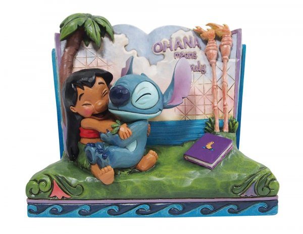 Ανακαλύψτε τη μαγεία της Disney με το Disney Showcase Storybook Lilo and Stitch “ʻOhana Means Family” του Jim Shore. Ιδανικό για συλλέκτες Disney, λάτρεις του Lilo & Stitch και όσους αγαπούν τις χειροποίητες φιγούρες, αυτό το ποιοτικό cast-stone γλυπτό αποτυπώνει τη ζεστή σχέση της Lilo και του Stitch. Με τα χαρακτηριστικά folk-art μοτίβα και τη λεπτομερή δουλειά του Jim Shore, αποτελεί υπέροχο δώρο και μοναδικό συλλεκτικό κομμάτι. Βρείτε αυθεντικές φιγούρες Disney που τιμούν την αξία της οικογένειας.
