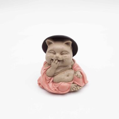 Γατάκι άγαλμα Βούδας ντυμένο με ρόμπα και καπέλο, καλύπτει το στόμα του, διακοσμητικό αγαλματάκι γάτας zen, δεν μιλάω, ιδέα για δώρο και minimal διακόσμηση Buddha cat figurine dressed in robe and hat, covering its mouth, speak no evil zen cat statue, decorative home ornament, mindful and spiritual gift idea