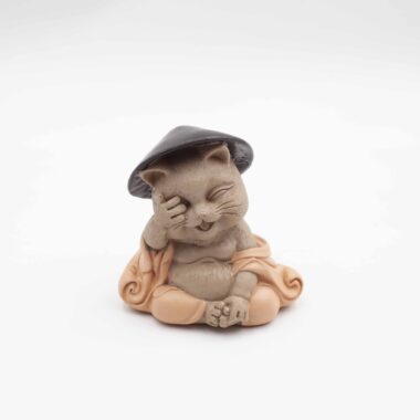 Γατάκι άγαλμα Βούδας με ρόμπα και καπέλο, κλείνει τα μάτια του, διακοσμητικό αγαλματάκι γάτας zen, δεν βλέπω, χειροποίητο στυλ, ιδανικό για δώρο και διακόσμηση σπιτιού Buddha cat figurine wearing robe and hat, covering its eyes, zen decorative cat statue, see no evil concept, spiritual home decor ornament, unique gift idea