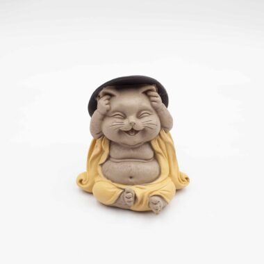 Γατάκι άγαλμα Βούδας με καπέλο και ρόμπα, κλείνει τα αυτιά του, διακοσμητικό αγαλματάκι γάτας zen, δεν ακούω, φιγούρα για εσωτερική διακόσμηση και δώρο Buddha cat statue with robe and hat, covering its ears, hear no evil zen cat figurine, decorative spiritual ornament for home, meditation inspired gift