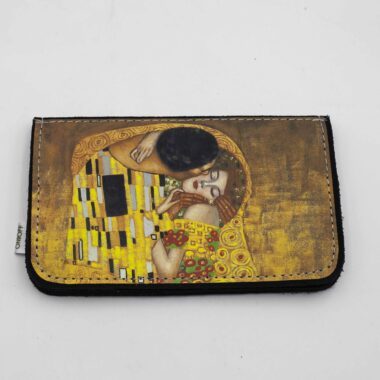 Δερμάτινη καπνοθήκη εμπνευσμένη από το Φιλί του Κλιμτ, καλλιτεχνικό μοτίβο με ρομαντικό και χρυσό ύφος, κομψό αξεσουάρ καπνιστή με art αισθητική Leather tobacco case inspired by Klimt’s The Kiss, romantic artistic design with elegant patterns, stylish smoker accessory with fine art influence