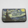 Δερμάτινη καπνοθήκη εμπνευσμένη από την Έναστρη Νύχτα του Βαν Γκογκ, καλλιτεχνικό σχέδιο με έντονα χρώματα, μοναδικό αξεσουάρ καπνιστή με art χαρακτήρα Leather tobacco pouch inspired by Van Gogh’s Starry Night, artistic design with swirling colors, fine art smoker accessory with expressive style