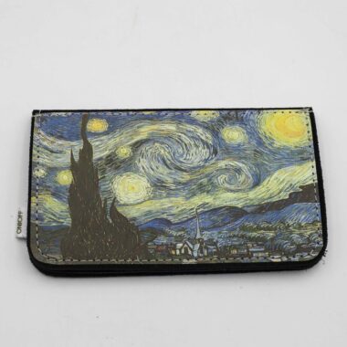 Δερμάτινη καπνοθήκη εμπνευσμένη από την Έναστρη Νύχτα του Βαν Γκογκ, καλλιτεχνικό σχέδιο με έντονα χρώματα, μοναδικό αξεσουάρ καπνιστή με art χαρακτήρα Leather tobacco pouch inspired by Van Gogh’s Starry Night, artistic design with swirling colors, fine art smoker accessory with expressive style